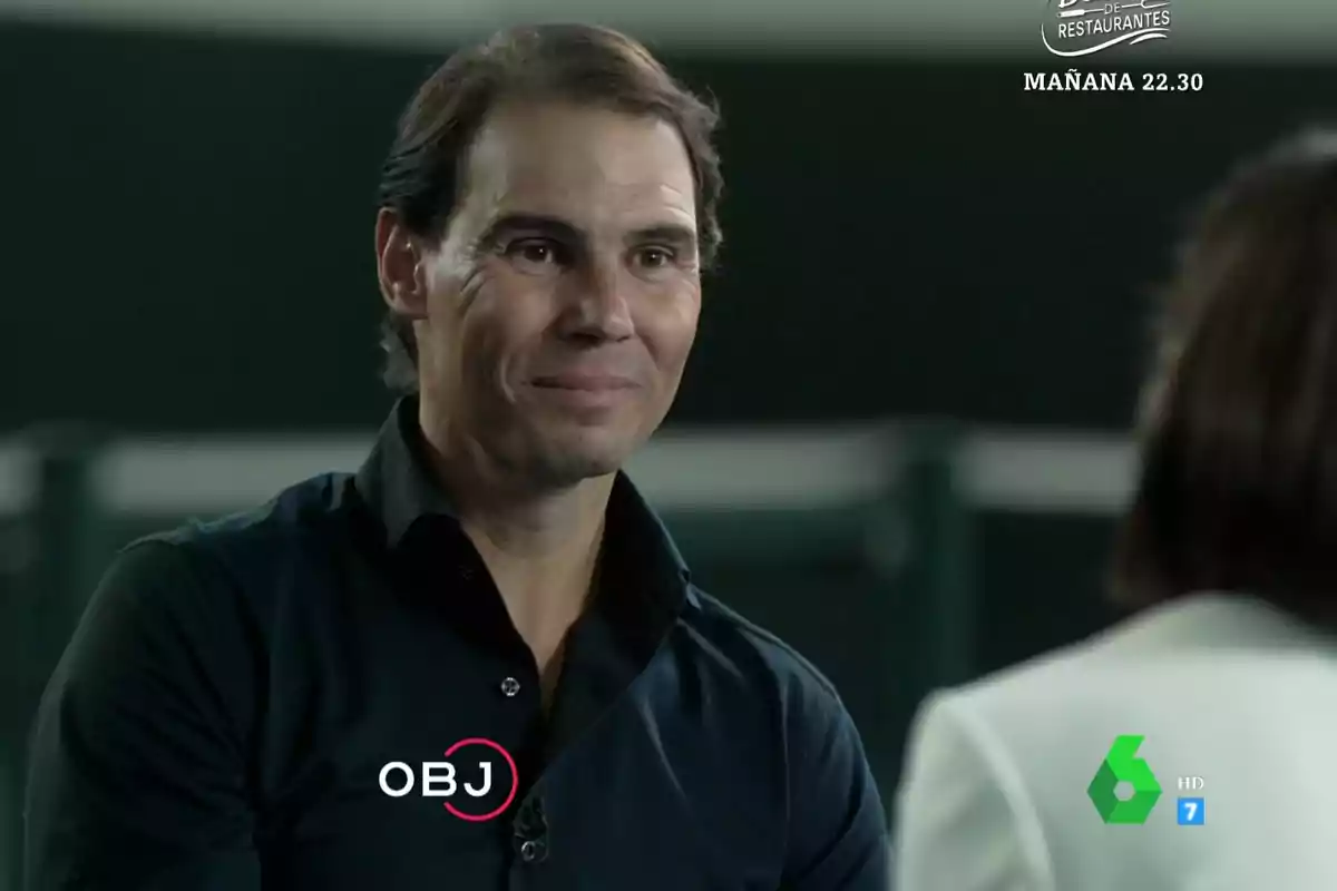 Rafa Nadal amb camisa blau marí somriu durant una entrevista en un estudi de televisió. Captura d’'El Objetivo'. Rafa Nadal amb camisa blau marí somriu durant una entrevista en un estudi de televisió. Captura d’'El Objetivo'.