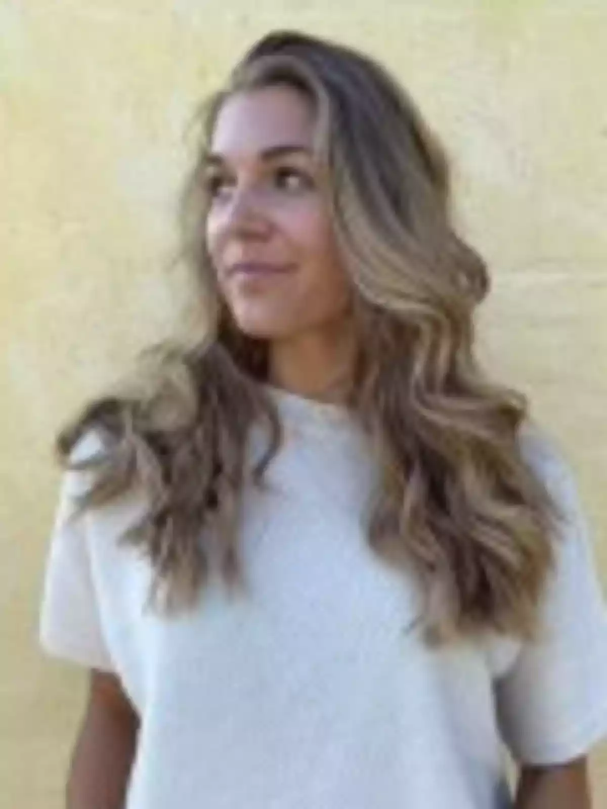 Emma Nygaard amb una samarreta clara posant davant d’una paret groga desenfocada Emma Nygaard amb una samarreta clara posant davant d’una paret groga desenfocada