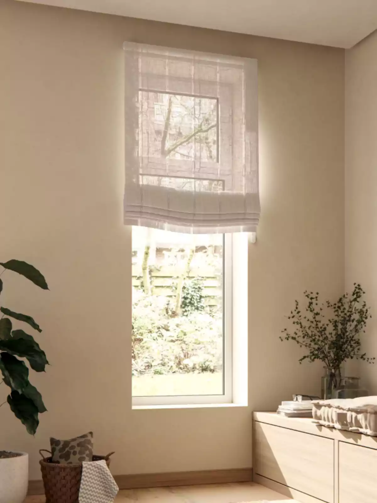 Finestra amb cortina translúcida en una habitació lluminosa decorada amb plantes i mobles de fusta clara Finestra amb cortina translúcida en una habitació lluminosa decorada amb plantes i mobles de fusta clara