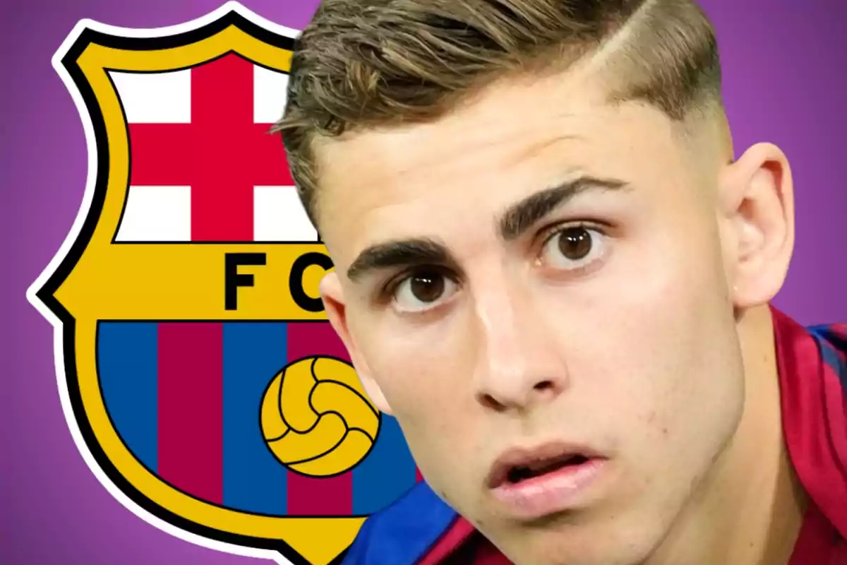 Jove amb samarreta blaugrana i expressió seriosa davant l’escut del FC Barcelona sobre fons morat