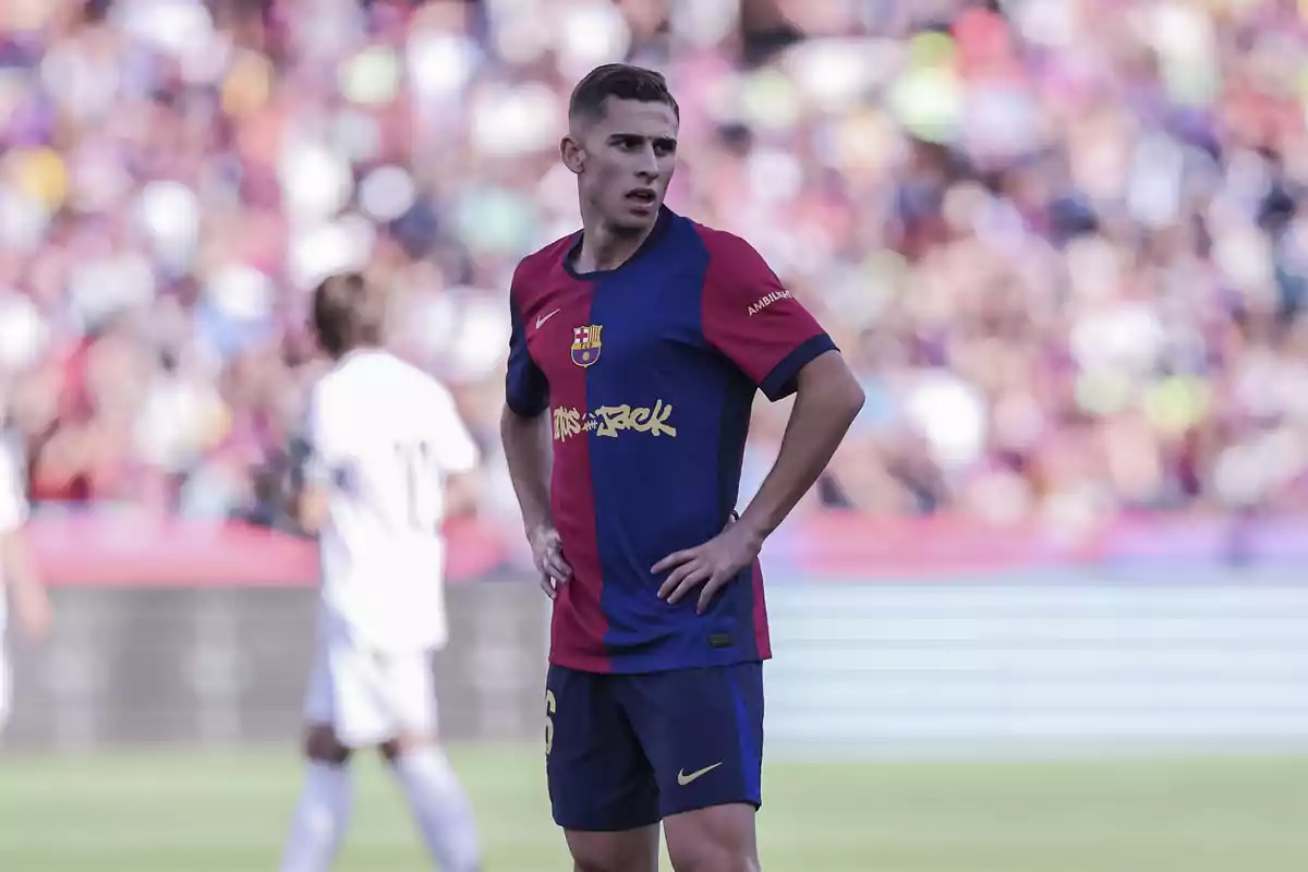 El jugador del Barça Fermín López con uniforme azul y rojo en el campo de fútbol durante un partido El jugador del Barça Fermín López con uniforme azul y rojo en el campo de fútbol durante un partido