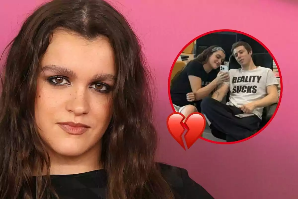 Mujer de cabello largo y ondulado con expresión seria sobre fondo rosa, al lado aparece un círculo con una pareja tomándose una selfie y un emoji de corazón roto.