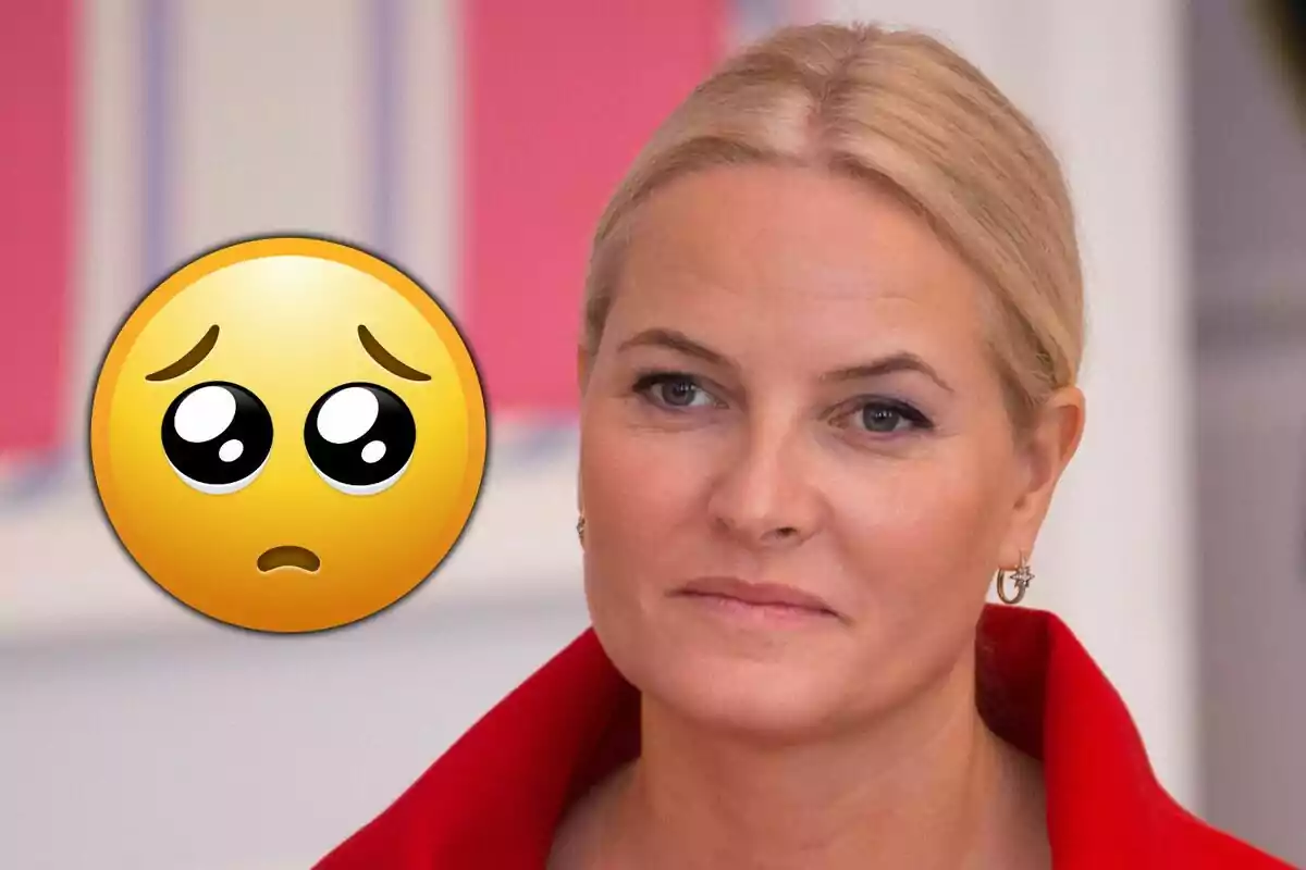 Dona rossa amb expressió seriosa i un emoji de carona trista al seu costat