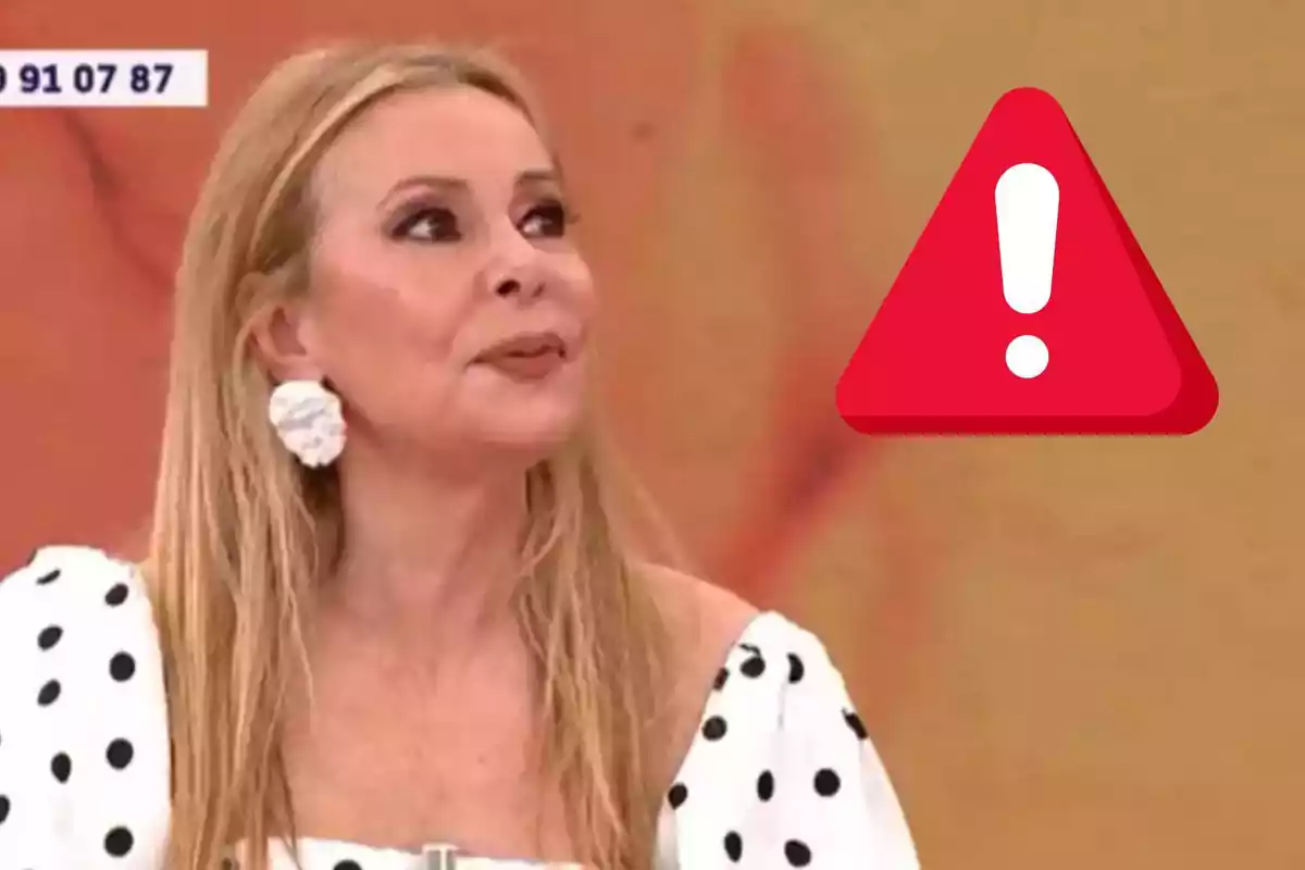 Ana Obregón rubia con vestido de lunares blancos y negros mirando hacia arriba con un símbolo de advertencia rojo a su lado