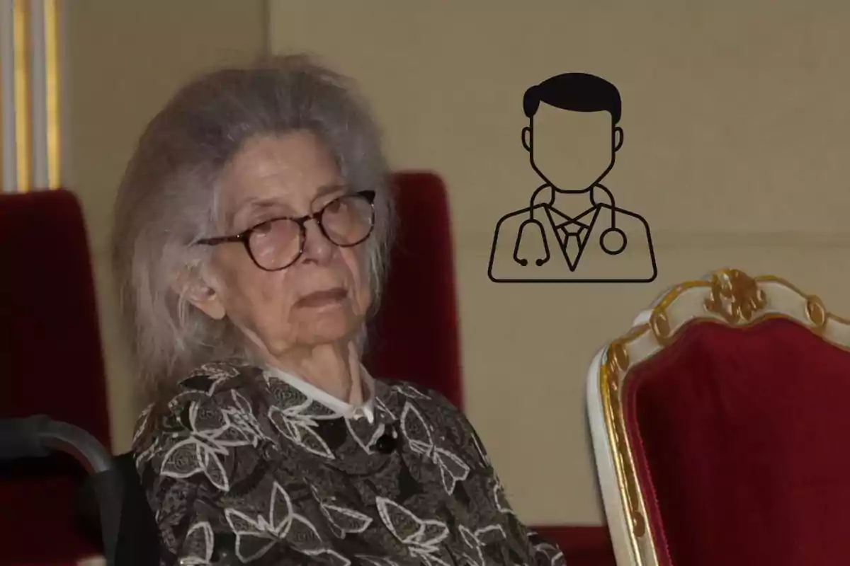 Irene de Grecia mayor con gafas sentada en una silla roja junto a un dibujo de un médico en el fondo