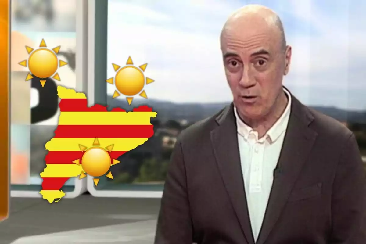 Tomàs Molina al costat d’un mapa de Catalunya amb símbols de sol indicant bon temps