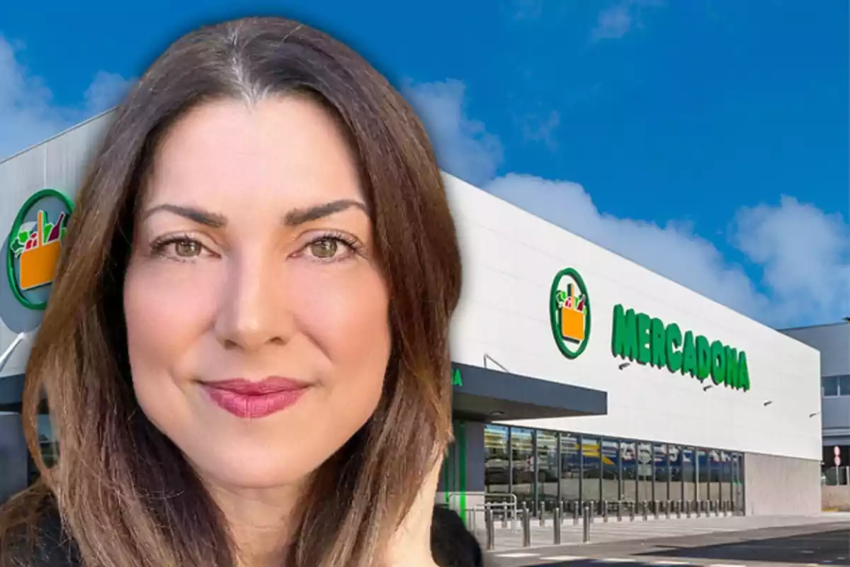 Mujer de cabello castaño frente a un supermercado Mercadona en un día soleado Mujer de cabello castaño frente a un supermercado Mercadona en un día soleado