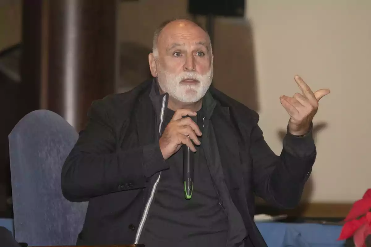 José Andrés sostenint un micròfon mentre gesticula amb la mà dreta durant una conversa en un ambient interior José Andrés sostenint un micròfon mentre gesticula amb la mà dreta durant una conversa en un ambient interior