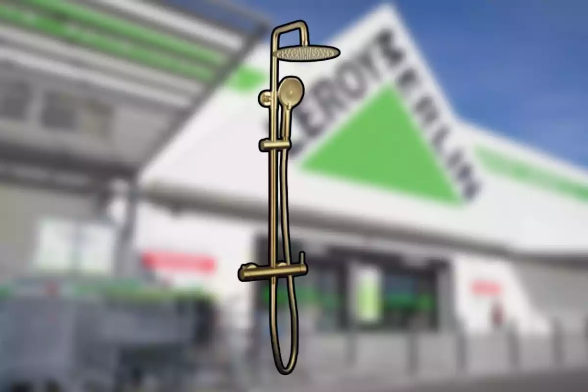 Dutxa daurada sobre un fons desenfocat d’una botiga Leroy Merlin Dutxa daurada sobre un fons desenfocat d’una botiga Leroy Merlin