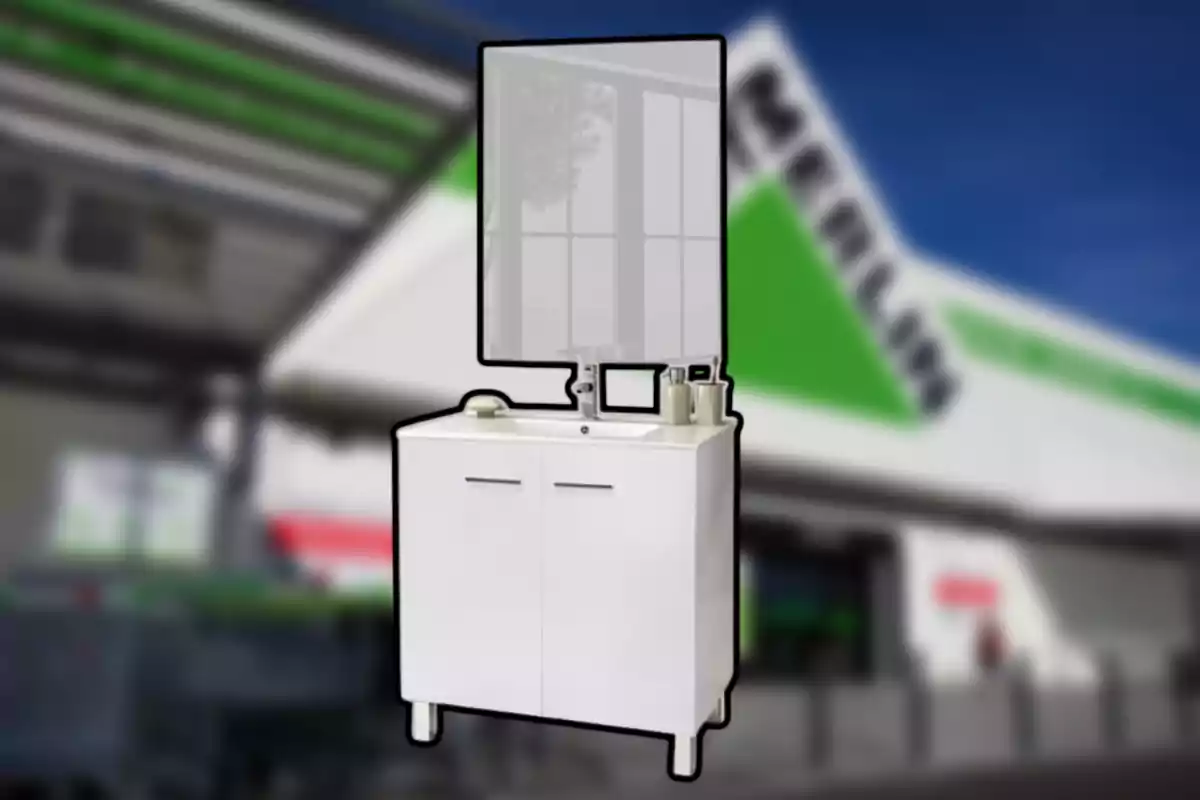 Moble de bany blanc amb lavabo i mirall gran davant d’una botiga de millores per a la llar desenfocada Moble de bany blanc amb lavabo i mirall gran davant d’una botiga de millores per a la llar desenfocada