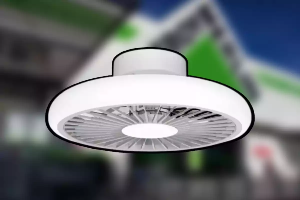 Ventilador de sostre modern amb llum LED integrada sobre un fons desenfocat. Ventilador de sostre modern amb llum LED integrada sobre un fons desenfocat.