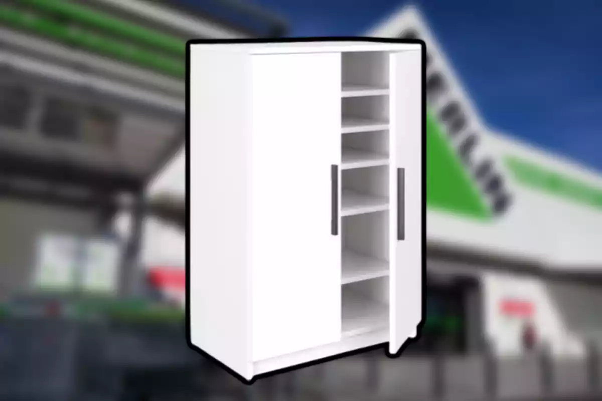 Moble blanc amb diverses lleixes i dues portes davant d’un fons borros d’una botiga Moble blanc amb diverses lleixes i dues portes davant d’un fons borros d’una botiga