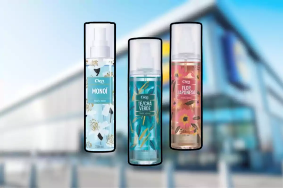Tres ampolles de body mist de la marca Cien amb fragàncies Monoi, Te Verd i Flor Japonesa sobre un fons desenfocat d’una botiga Tres ampolles de body mist de la marca Cien amb fragàncies Monoi, Te Verd i Flor Japonesa sobre un fons desenfocat d’una botiga