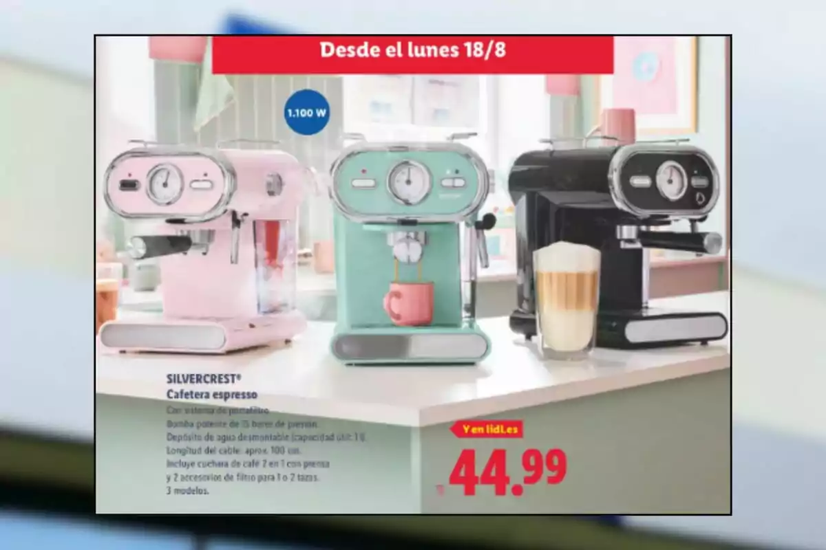 Tres cafeteras espresso de colores rosa, verde y negro exhibidas sobre una mesa blanca, con una taza y un vaso de café al frente, junto a un anuncio de precio y características del producto. Tres cafeteras espresso de colores rosa, verde y negro exhibidas sobre una mesa blanca, con una taza y un vaso de café al frente, junto a un anuncio de precio y características del producto.