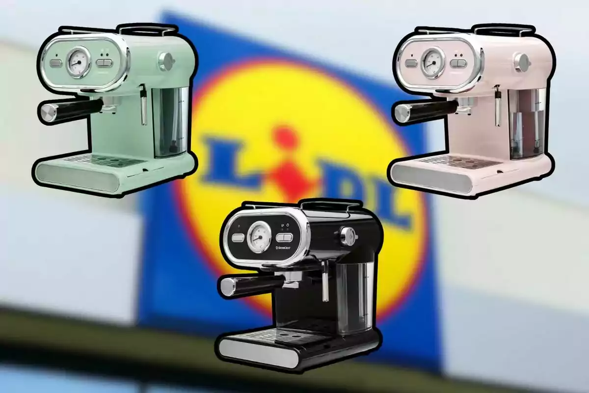 Tres cafeteras de diferentes colores flotan frente al logotipo de la tienda Lidl desenfocado en el fondo Tres cafeteras de diferentes colores flotan frente al logotipo de la tienda Lidl desenfocado en el fondo