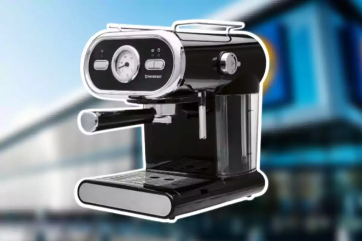 Cafetera espresso negra amb detalls platejats sobre un fons desenfocat Cafetera espresso negra amb detalls platejats sobre un fons desenfocat