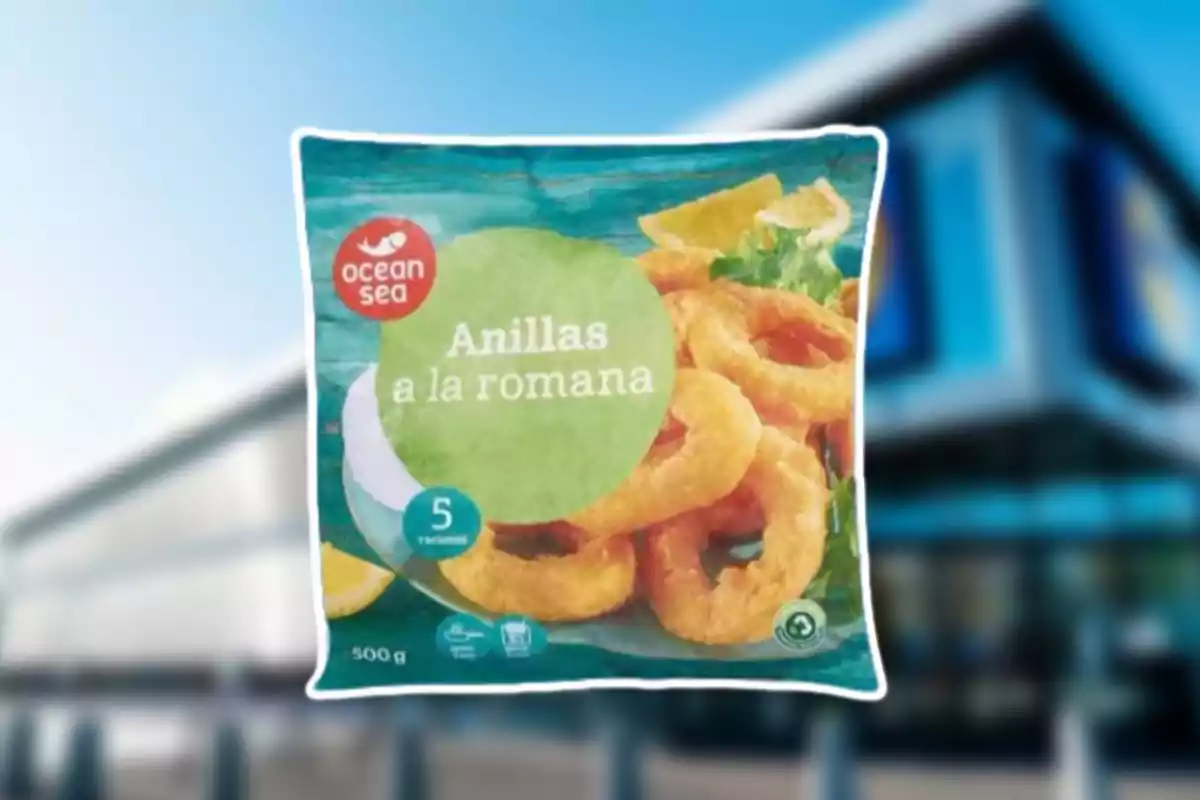Bossa d’anelles a la romana de la marca Ocean Sea sobre un fons desenfocat de supermercat Bossa d’anelles a la romana de la marca Ocean Sea sobre un fons desenfocat de supermercat