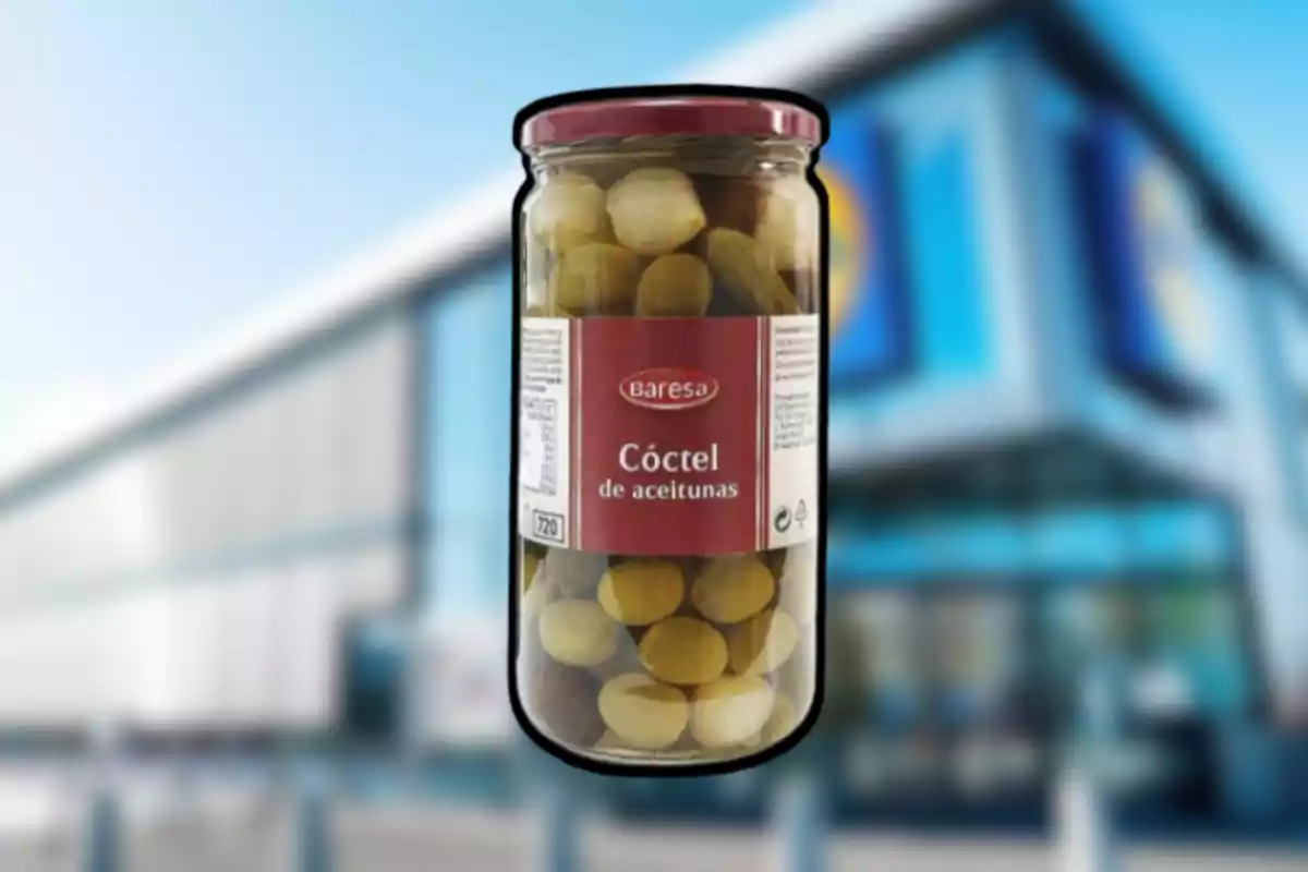 Pot de còctel d’olives Baresa davant d’un supermercat desenfocat Pot de còctel d’olives Baresa davant d’un supermercat desenfocat