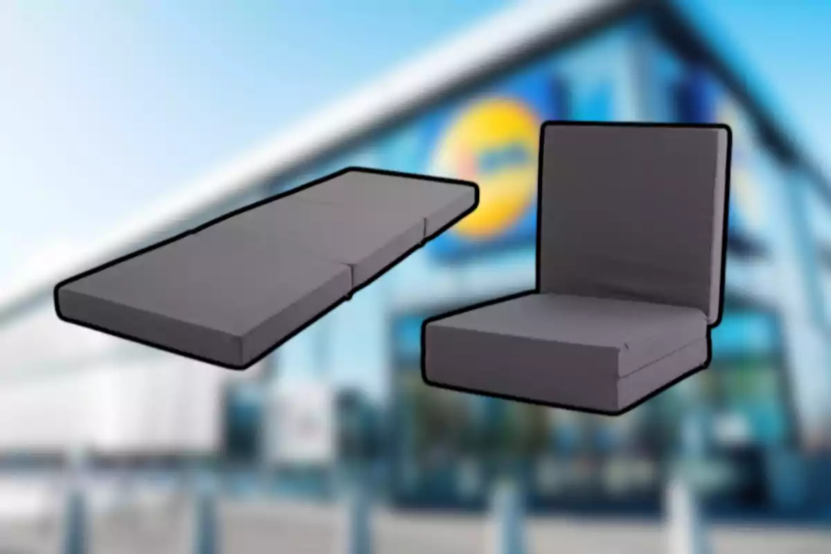 Matalàs plegable gris en dues posicions davant d’una tenda desenfocada Matalàs plegable gris en dues posicions davant d’una tenda desenfocada