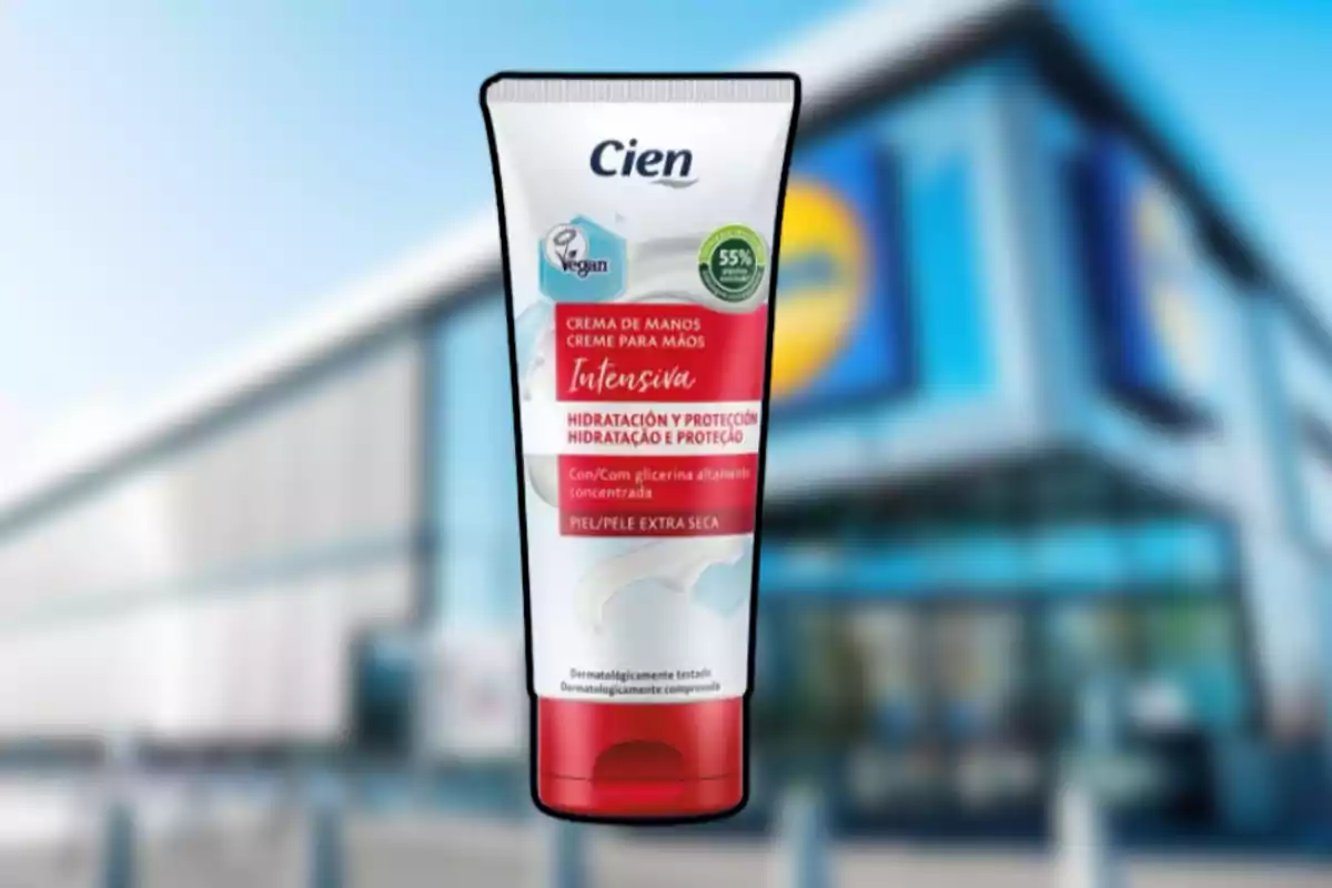 Crema de mans Cien Intensiva amb envàs blanc i vermell davant d’una botiga amb façana moderna desenfocada Crema de mans Cien Intensiva amb envàs blanc i vermell davant d’una botiga amb façana moderna desenfocada