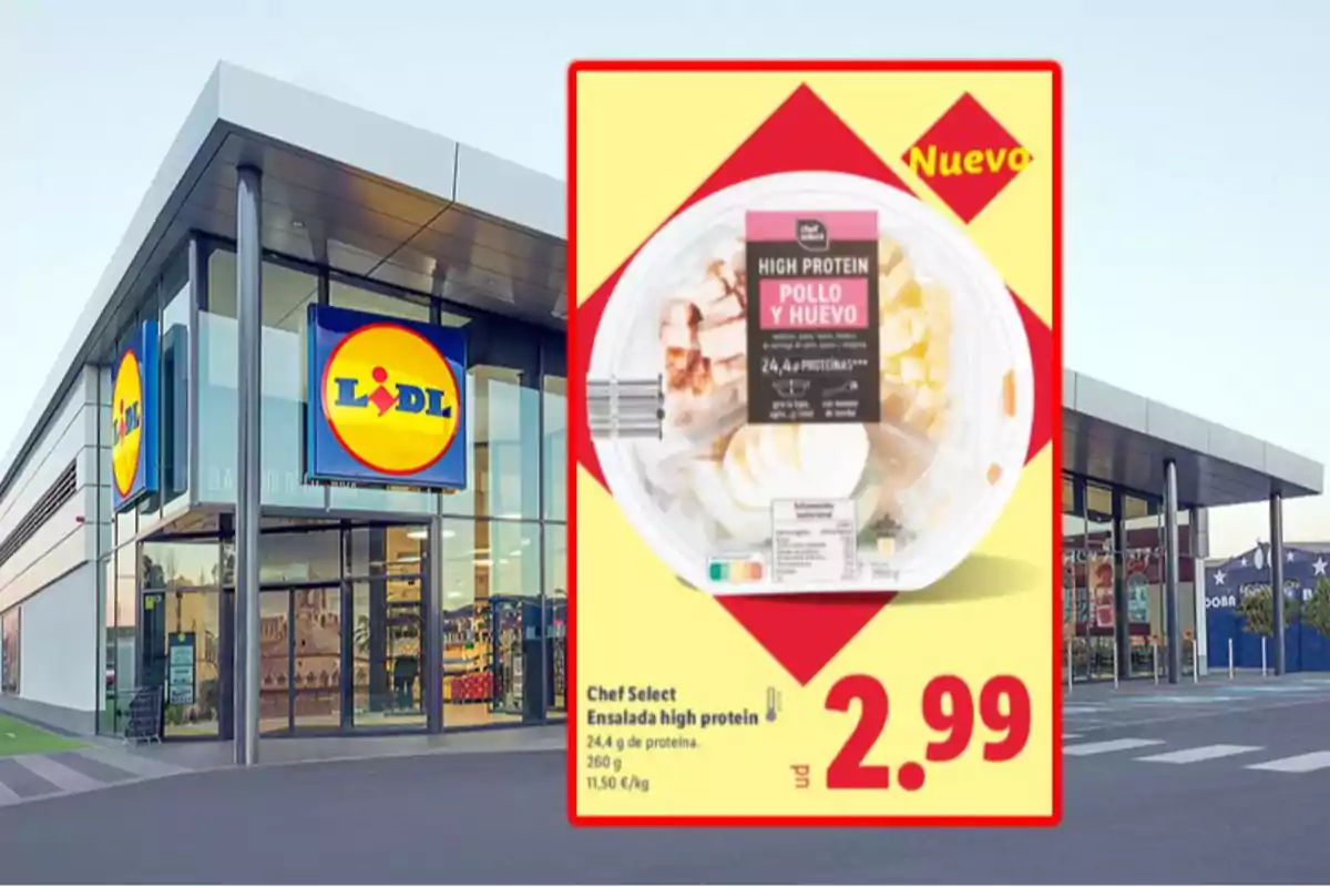 Façana de supermercat Lidl amb un cartell promocional d’una amanida high protein de pollastre i ou a 2,99 euros Façana de supermercat Lidl amb un cartell promocional d’una amanida high protein de pollastre i ou a 2,99 euros