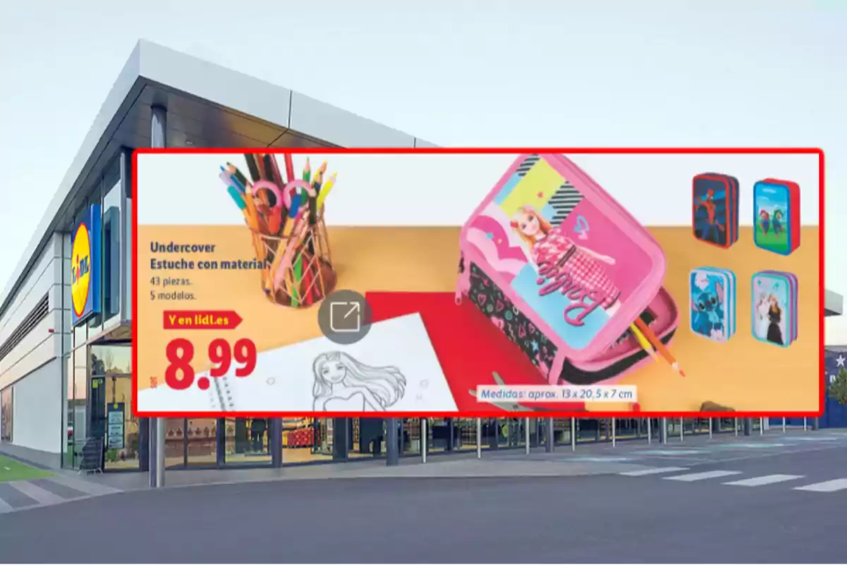 Publicitat d’una botiga Lidl mostrant un estoig escolar amb material de papereria i diversos dissenys infantils, al costat del preu de 8,99 euros, sobre el fons de l’entrada de la botiga. Publicitat d’una botiga Lidl mostrant un estoig escolar amb material de papereria i diversos dissenys infantils, al costat del preu de 8,99 euros, sobre el fons de l’entrada de la botiga.