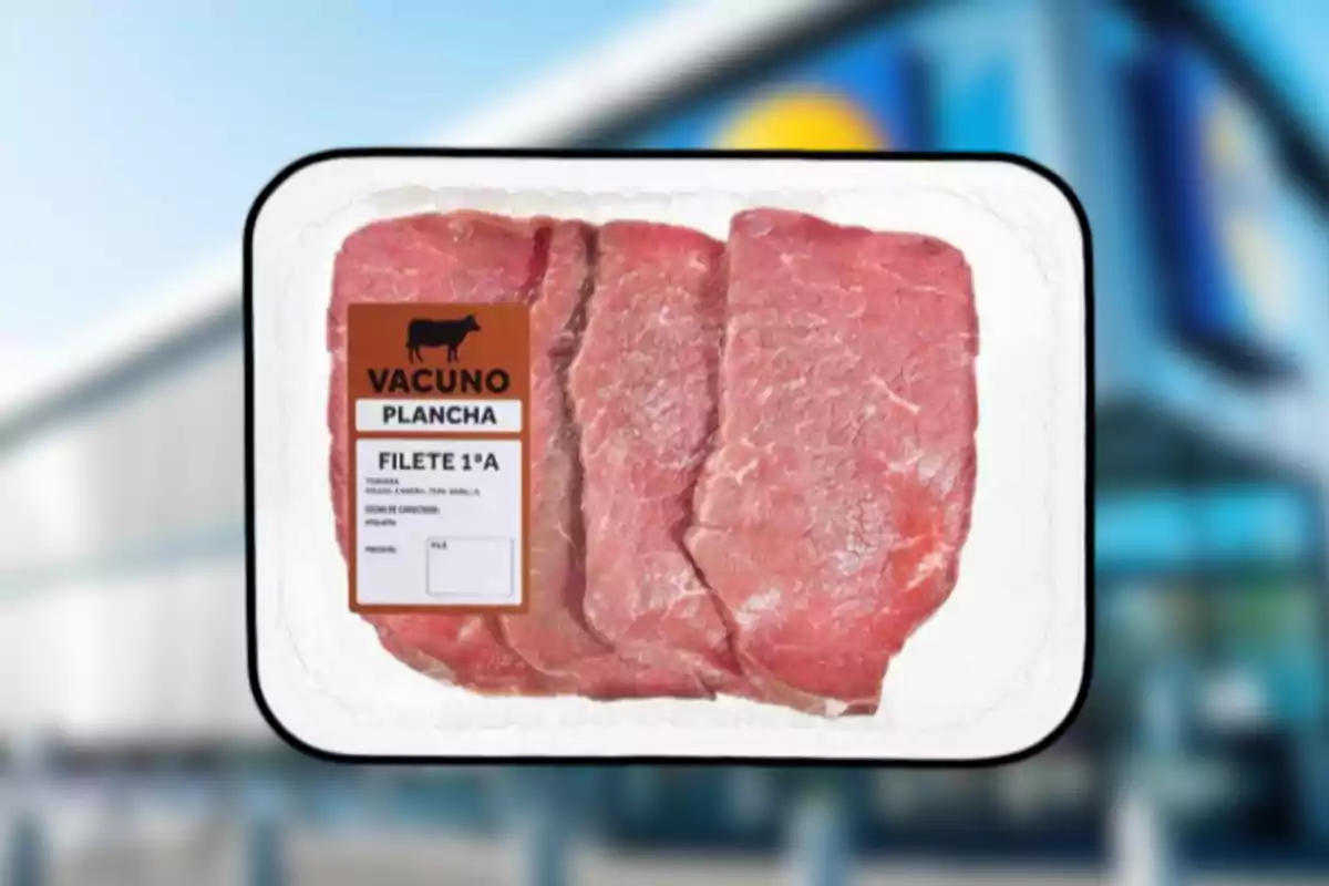 Safata de filets de vedella envasats amb etiqueta d’informació del producte i fons de supermercat desenfocat Safata de filets de vedella envasats amb etiqueta d’informació del producte i fons de supermercat desenfocat
