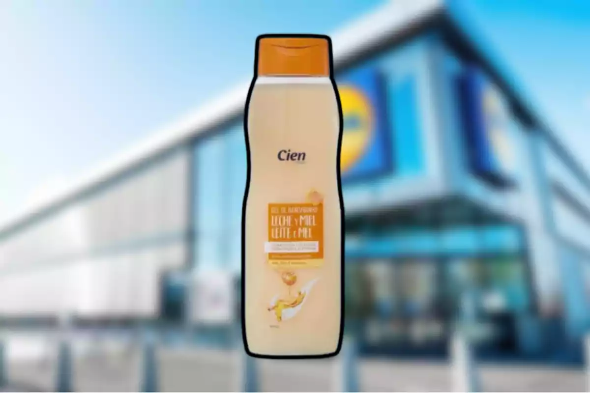 Ampolla de gel de bany Cien llet i mel davant d’una botiga amb el logotip de Lidl desenfocat al fons Ampolla de gel de bany Cien llet i mel davant d’una botiga amb el logotip de Lidl desenfocat al fons