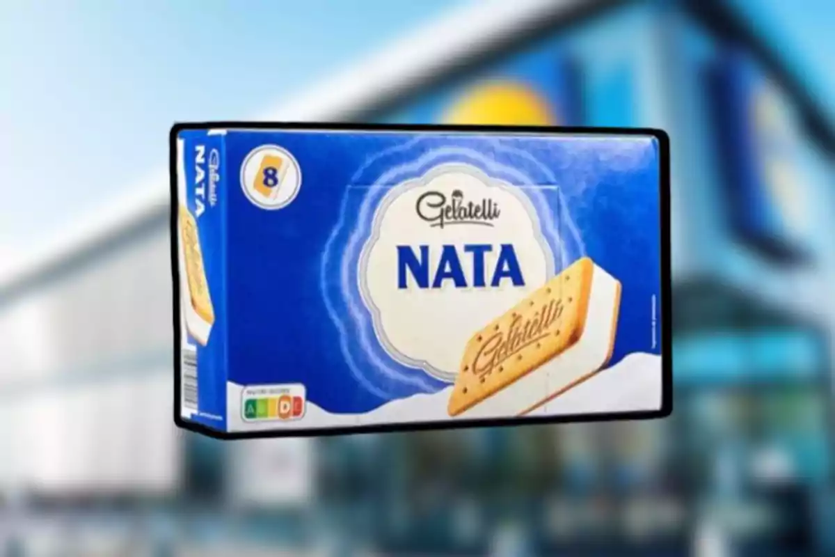 Caixa de gelat de nata de la marca Gelatelli sobre un fons desenfocat de supermercat Caixa de gelat de nata de la marca Gelatelli sobre un fons desenfocat de supermercat