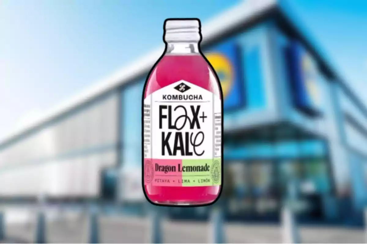 Ampolla de kombutxa Flax and Kale sabor Dragon Lemonade amb fons de supermercat desenfocat Ampolla de kombutxa Flax and Kale sabor Dragon Lemonade amb fons de supermercat desenfocat