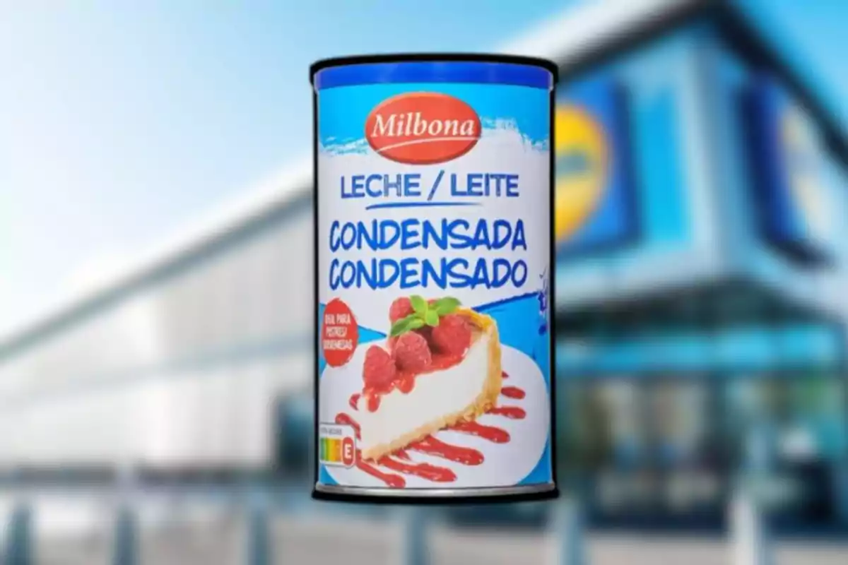 Llauna de llet condensada Milbona amb imatge d’un pastís decorat amb gerds i fons de supermercat desenfocat Llauna de llet condensada Milbona amb imatge d’un pastís decorat amb gerds i fons de supermercat desenfocat