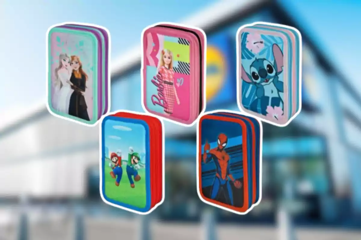 Cinc estoigs escolars amb personatges infantils populars floten davant d’una botiga desenfocada. Cinc estoigs escolars amb personatges infantils populars floten davant d’una botiga desenfocada.