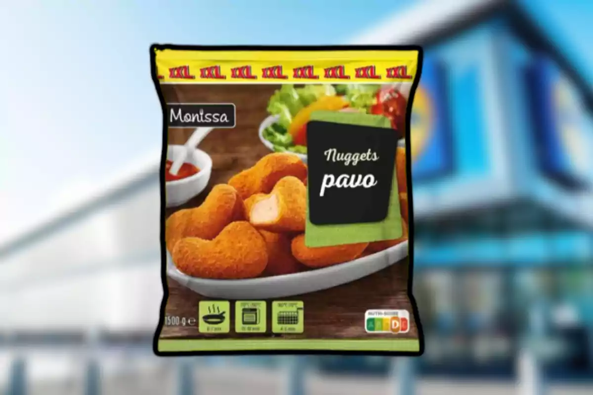 Bossa de nuggets de gall dindi Monissa en format XXL amb imatge dels nuggets servits en un plat davant d’un fons desenfocat de supermercat