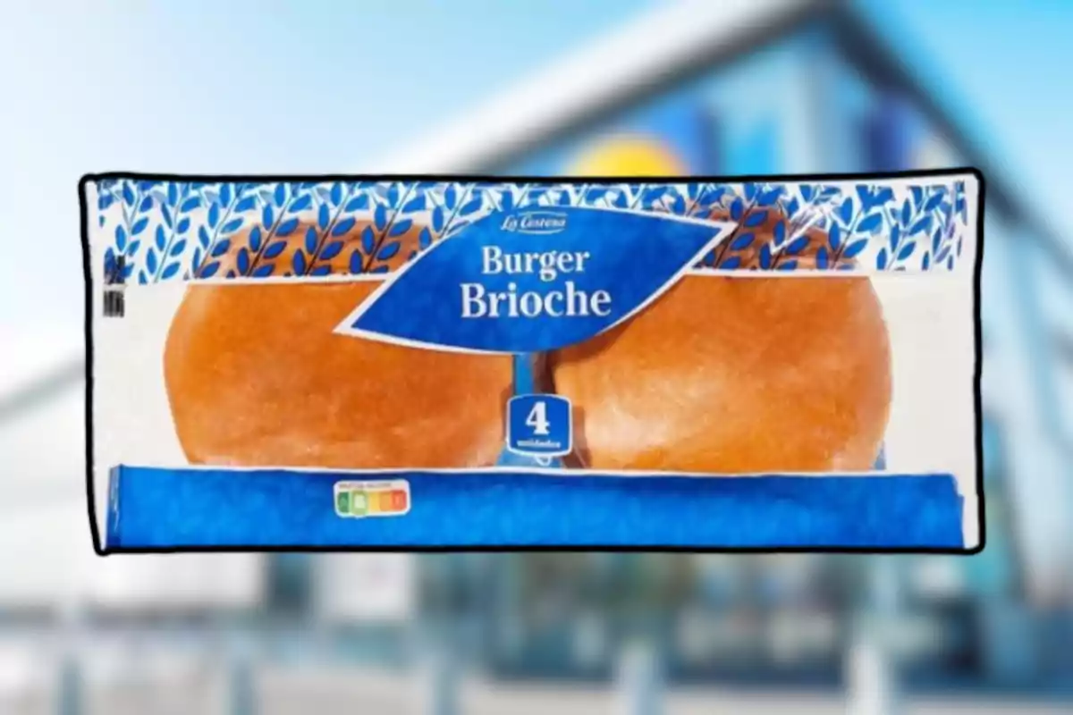 Paquet de pa brioix per a hamburguesa amb quatre unitats en un embolcall blau i blanc Paquet de pa brioix per a hamburguesa amb quatre unitats en un embolcall blau i blanc