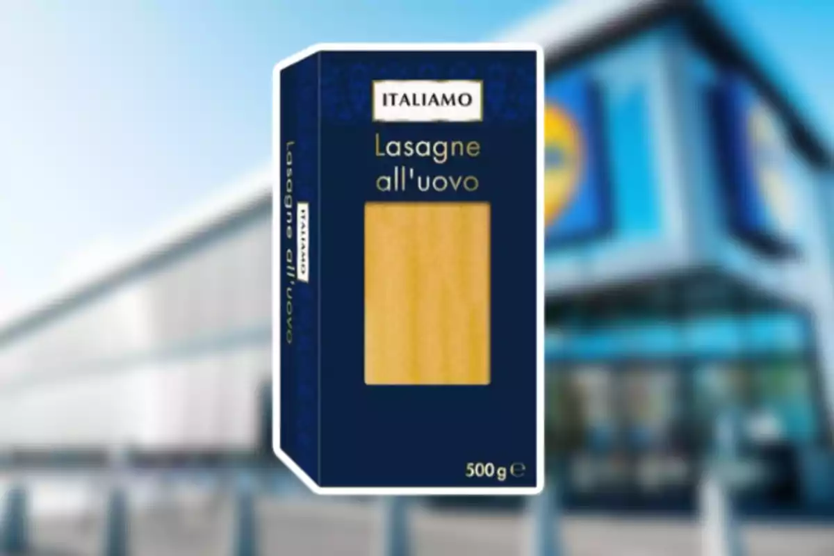 Caixa de lasanya Italiana Italamo de 500 grams davant d’un supermercat desenfocat Caixa de lasanya Italiana Italamo de 500 grams davant d’un supermercat desenfocat