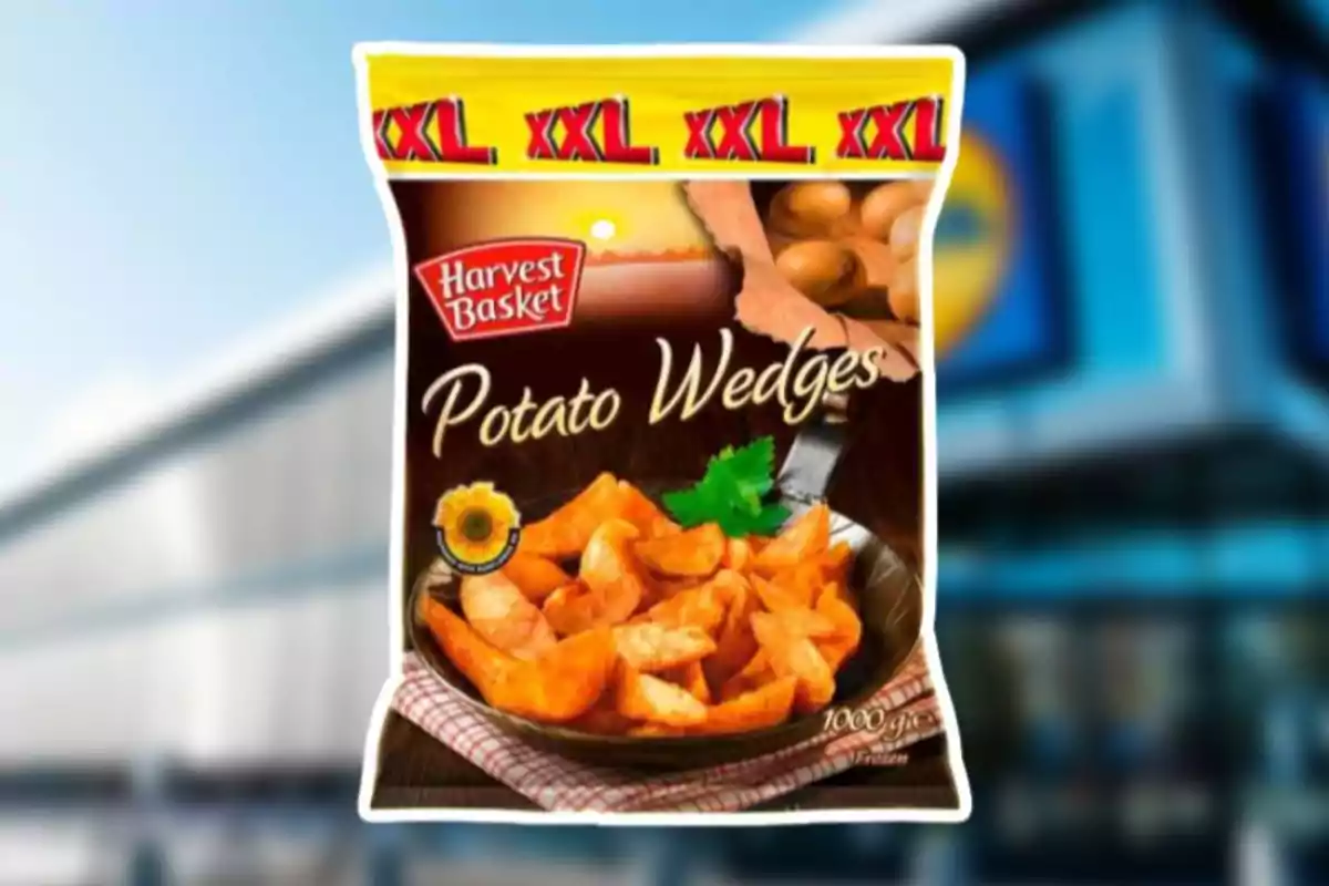 Bossa de patates tallades en grills marca Harvest Basket mida XXL sobre un fons desenfocat Bossa de patates tallades en grills marca Harvest Basket mida XXL sobre un fons desenfocat