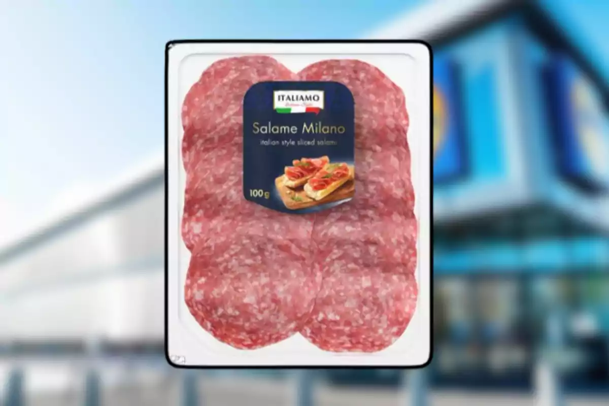 Paquet de salami de Milà a rodanxes de la marca Italiamo sobre un fons desenfocat de supermercat. Paquet de salami de Milà a rodanxes de la marca Italiamo sobre un fons desenfocat de supermercat.