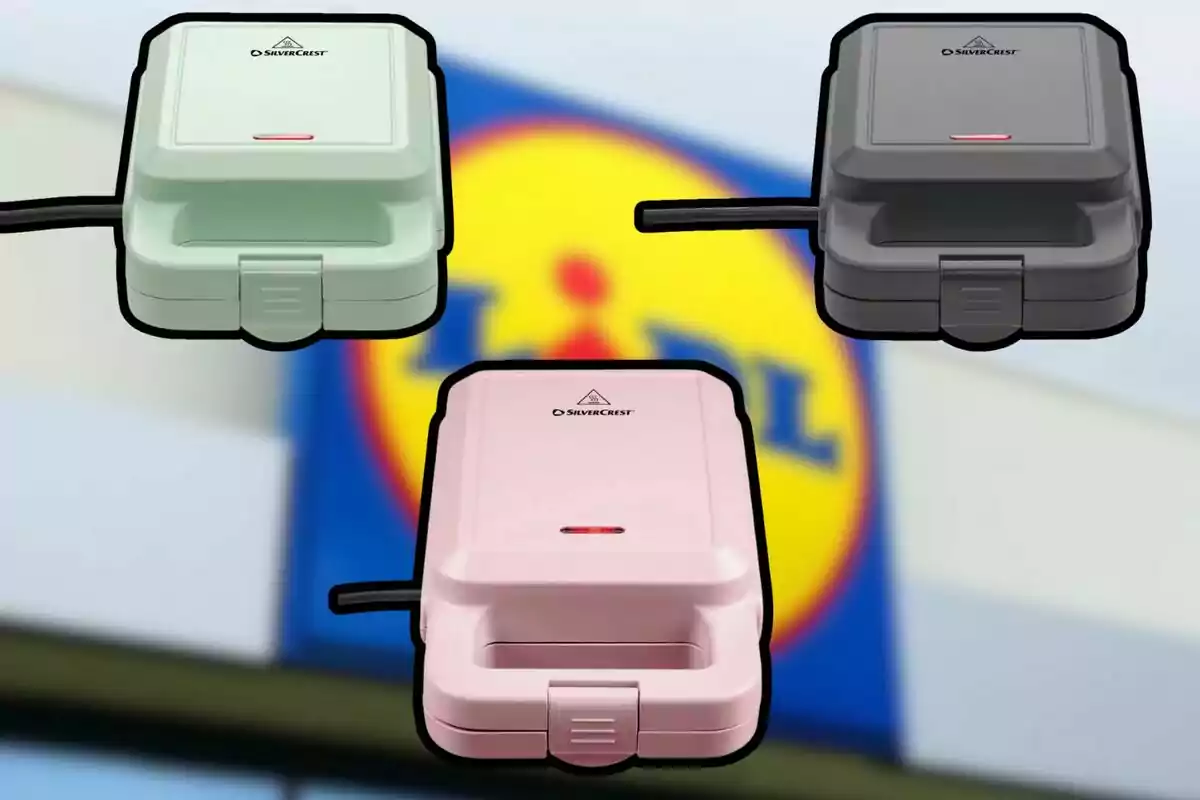 Tres sandvitxeres de diferents colors de la marca SilverCrest sobre un fons amb el logotip de Lidl desenfocat Tres sandvitxeres de diferents colors de la marca SilverCrest sobre un fons amb el logotip de Lidl desenfocat