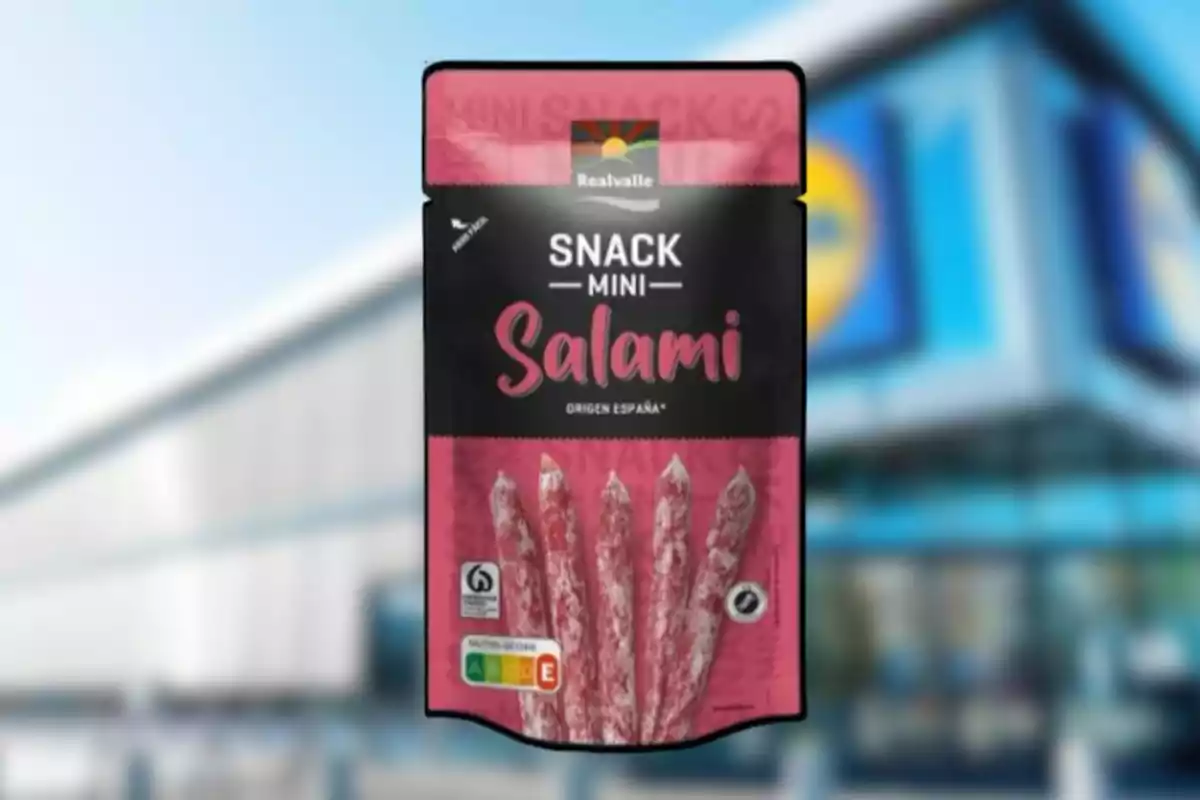 Bossa de mini salami de la marca Realvalle amb fons de supermercat desenfocat