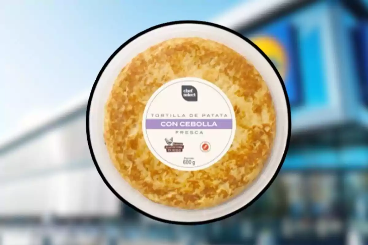 Envàs rodó de truita de patata amb ceba de la marca Chef Select davant d’un supermercat desenfocat. Envàs rodó de truita de patata amb ceba de la marca Chef Select davant d’un supermercat desenfocat.