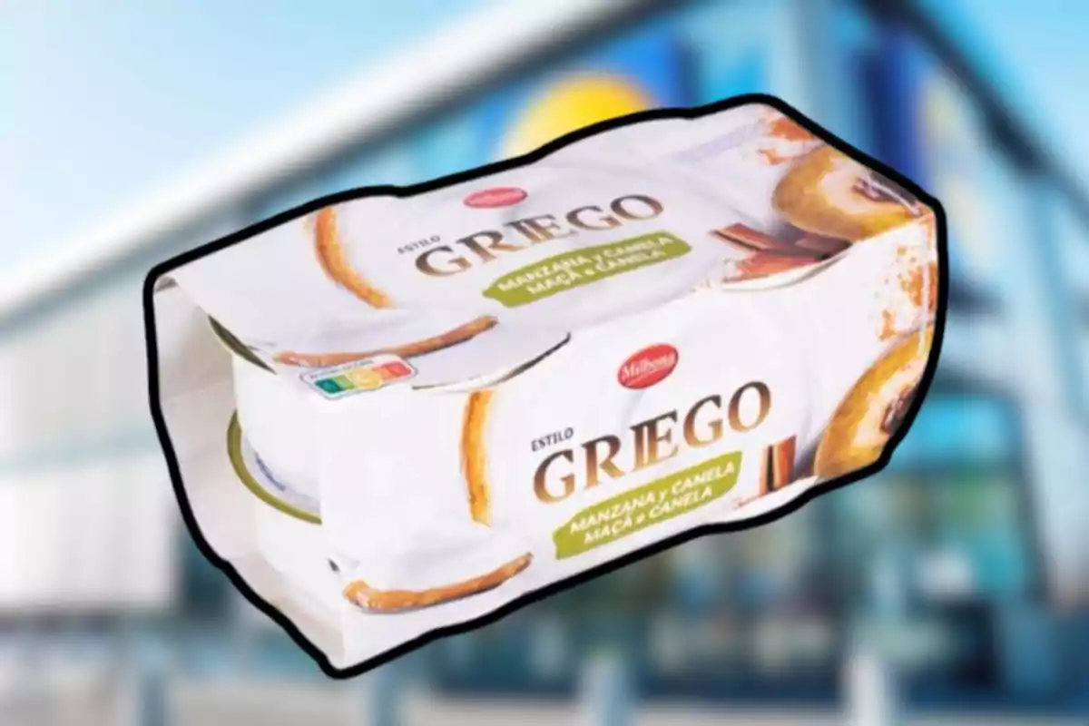 Envàs de iogurt estil grec sabor poma i canyella de la marca Milbona sobre un fons desenfocat de supermercat Envàs de iogurt estil grec sabor poma i canyella de la marca Milbona sobre un fons desenfocat de supermercat