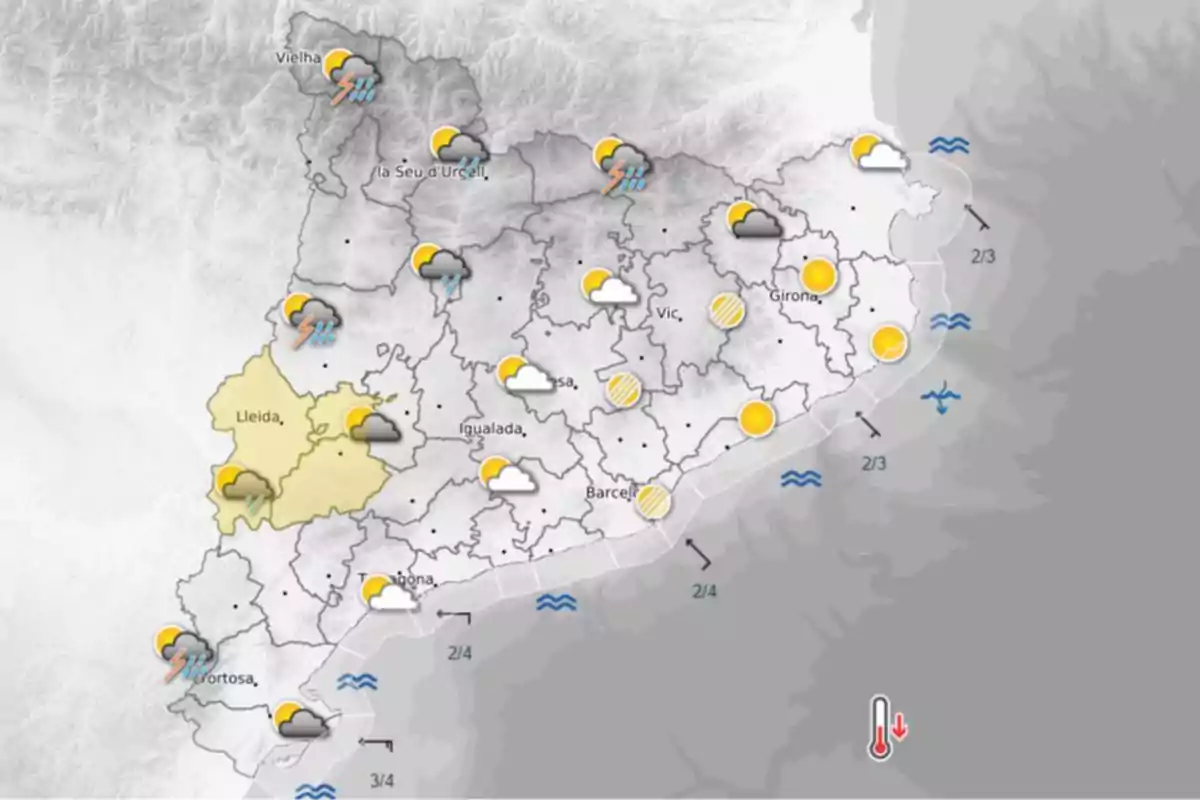 Mapa meteorológico de Cataluña con iconos que muestran lluvias y tormentas en el norte y oeste, nubes y claros en el centro y sur, y sol en la costa y noreste Mapa meteorológico de Cataluña con iconos que muestran lluvias y tormentas en el norte y oeste, nubes y claros en el centro y sur, y sol en la costa y noreste