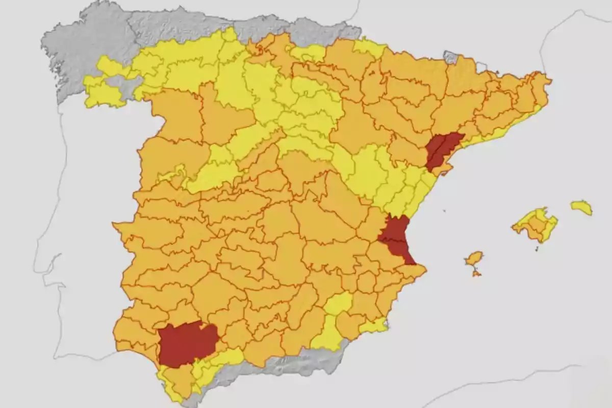 Mapa d’Espanya dividit per províncies amb diferents tonalitats de groc, taronja i vermell que representen diversos nivells d’intensitat o risc Mapa d’Espanya dividit per províncies amb diferents tonalitats de groc, taronja i vermell que representen diversos nivells d’intensitat o risc