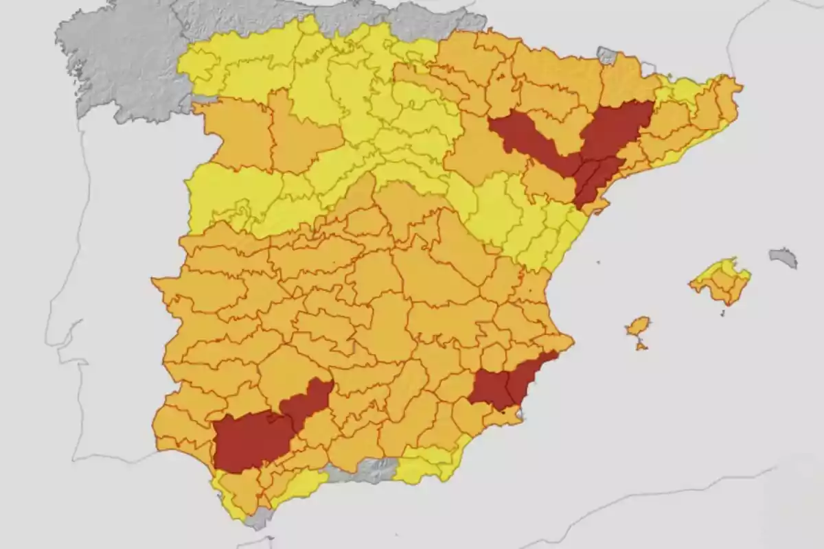 Mapa d’Espanya dividit per províncies amb diferents tonalitats de groc, taronja i vermell que representen diverses intensitats o categories Mapa d’Espanya dividit per províncies amb diferents tonalitats de groc, taronja i vermell que representen diverses intensitats o categories