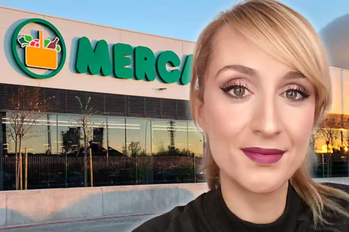Mujer rubia con maquillaje frente a la fachada de un supermercado Mercadona al atardecer Mujer rubia con maquillaje frente a la fachada de un supermercado Mercadona al atardecer