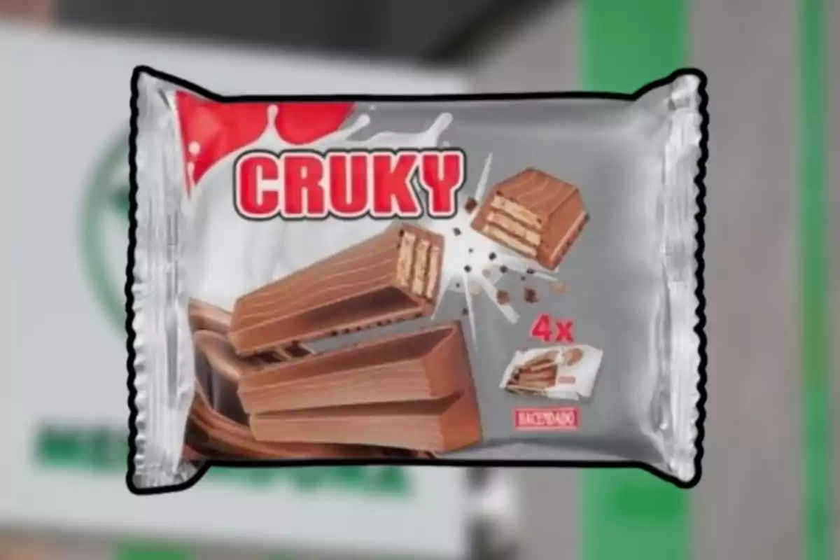 Embalatge platejat d’una xocolatina tipus neula anomenada Cruky amb quatre barretes cobertes de xocolata i farcides de galeta Embalatge platejat d’una xocolatina tipus neula anomenada Cruky amb quatre barretes cobertes de xocolata i farcides de galeta