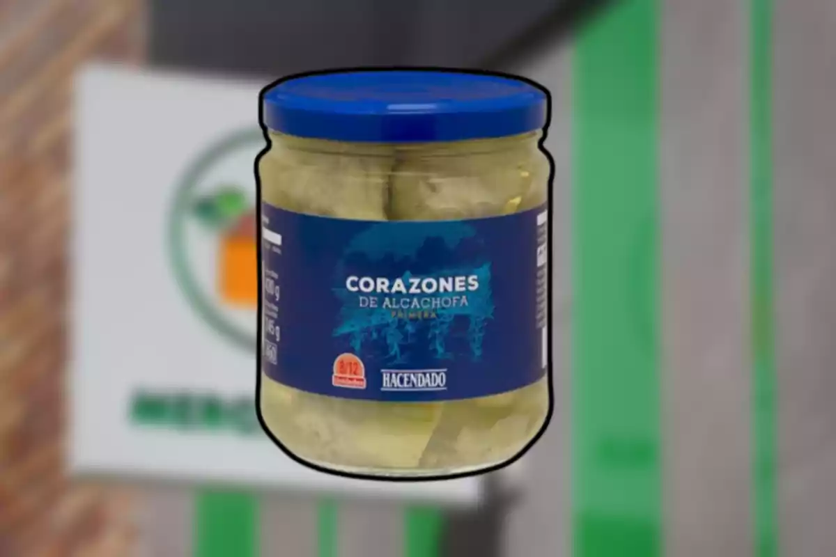 Pot de cors de carxofa de la marca Hacendado amb tapa blava sobre un fons desenfocat Pot de cors de carxofa de la marca Hacendado amb tapa blava sobre un fons desenfocat