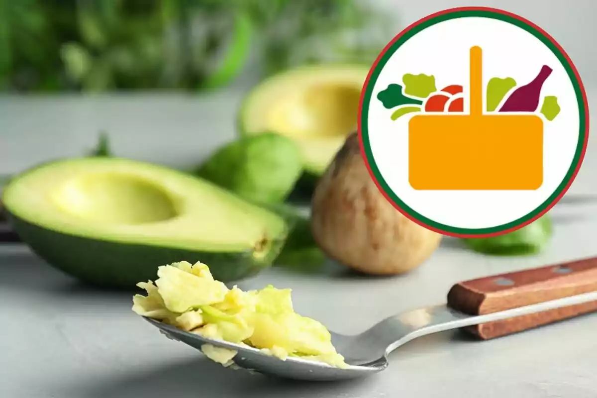 Mitad de aguacate con una cuchara y un logotipo de canasta de alimentos en la esquina superior derecha