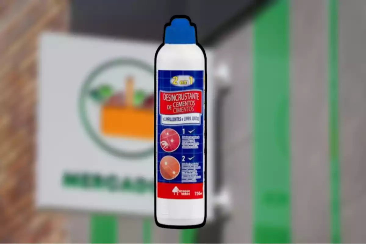 Ampolla de desincrustant de ciments amb tap blau sobre un fons desenfocat d’un rètol de supermercat Ampolla de desincrustant de ciments amb tap blau sobre un fons desenfocat d’un rètol de supermercat