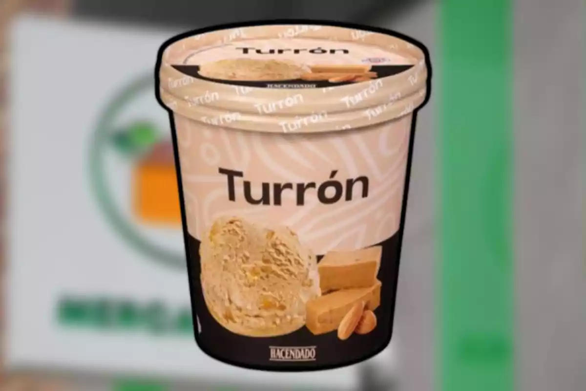 Envàs de gelat de torró de la marca Hacendado amb imatge d’una bola de gelat, trossos de torró i ametlles a l’etiqueta Envàs de gelat de torró de la marca Hacendado amb imatge d’una bola de gelat, trossos de torró i ametlles a l’etiqueta
